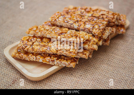 Hausgemachte Erdnuss sesame Snack, (Tua gra joak) süsse Erdnüsse stick. Stockfoto