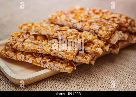 Hausgemachte Erdnuss sesame Snack, (Tua gra joak) süsse Erdnüsse stick. Stockfoto