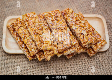 Hausgemachte Erdnuss sesame Snack, (Tua gra joak) süsse Erdnüsse stick. Stockfoto