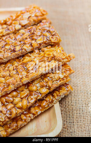 Hausgemachte Erdnuss sesame Snack, (Tua gra joak) süsse Erdnüsse stick. Stockfoto