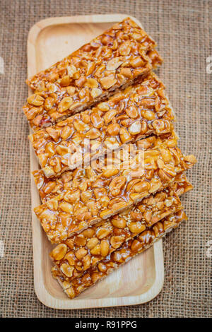 Hausgemachte Erdnuss sesame Snack, (Tua gra joak) süsse Erdnüsse stick. Stockfoto