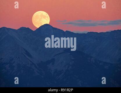 Die Harvest Moon erhebt sich über 14,345 Fuß, Blanca Peak, südlich der Sanddünen in der Great Sand Dunes National Park in Colorado. Blanca Peak in der Sangre de Cristo Mountains ist nur karge für ungefähr zwei Monate jedes Jahr vor dem beschichteten mit Schnee. Stockfoto
