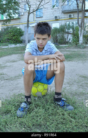 Kovrov, Russland. 28. August 2011. Jugendlich Rest auf der Kugel nach Fußball spielen im Innenhof eines mehrstöckigen Wohnhauses Stockfoto