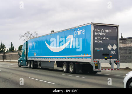 Dezember 15, Fremont 2018/CA/USA - Amazon Lkw fahren auf der Autobahn, die großen Primzahlen Logo auf der Seite; San Francisco Bay Area. Stockfoto