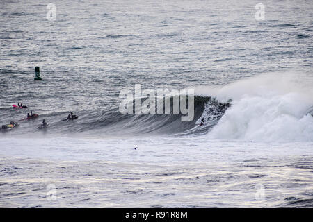 Surfer reiten riesige Wellen an der Westküste, in der Nähe der Säule und der Mavericks Strand, Half Moon Bay, Kalifornien Stockfoto