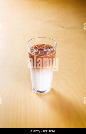 Ice Latte auf dem hölzernen Tisch Stockfoto