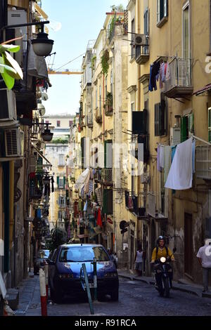 Schmale, mit Kopfstein gepflasterten Straßen mit hohen Mediterranen Stil Wohnung Häuser im Zentrum von Neapel in Italien. Stockfoto