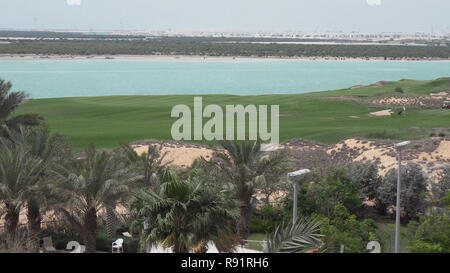 Golfkurse am Meer auf Yas Island in Abu Dhabi Stockfoto