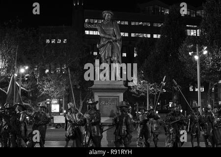 Rembrandt Denkmal im Rembrandt Square, Amsterdam, Nacht, in Schwarz und Weiß Stockfoto