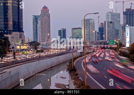 Israel, Tel Aviv, Langzeitbelichtung Nachtaufnahme der Ayalon Highway nach Norden mit einem dramatischen Himmelshintergrund Stockfoto