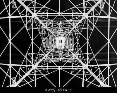 Power line Tower gesehen von oben. Geometrische Struktur. Energieübertragung Stockfoto