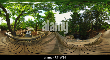 360 Grad Panorama Ansicht von Universität von Minnesota Landscape Arboretum Wasser Brücke