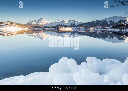 Winter Blick auf Campotosto See mit viel Schnee in der Januarsaison, Abruzzen Stockfoto