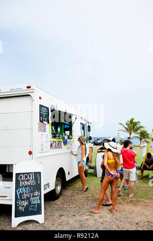 Frau essen Bestellen aus einem Lebensmittel Lkw, Hawaii Inseln, USA Stockfoto