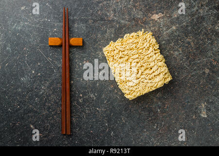 Ungekochte Nudeln und Essstäbchen. Stockfoto