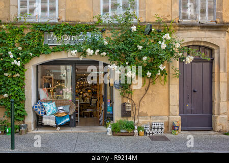 In Lourmarin, Provence, Luberon, Vaucluse, Frankreich - Mai 30, 2017: Blick auf einen typischen Haus und einen Shop auf einer Straße von Lourmarin Stockfoto