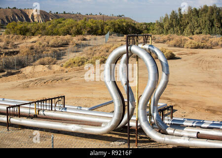 Der Kern River-Ölfeld in Oildale, Bakersfield, Kalifornien, USA. Nach einer noch nie da gewesenen vier Jahr lang Dürre ist Bakersfield nun die trockenste Stadt in den USA, angetrieben durch den Klimawandel. Immer noch nicht die Amerikaner, die Verbindung zwischen ihrer Abhängigkeit von fossilen Brennstoffen und den Klimawandel zu machen. Stockfoto