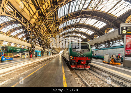 Mailand, Italien - Dezember 12, 2018: TRENITALIA regionalen Zug am Bahnhof Milano Centrale warten Stockfoto