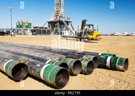 Mann in Gabelstapler mit Leitungen während der bohrarbeiten Für das Öl im Kern River Ölfeld in der Nähe von Bakersfield, Kalifornien, USA Stockfoto