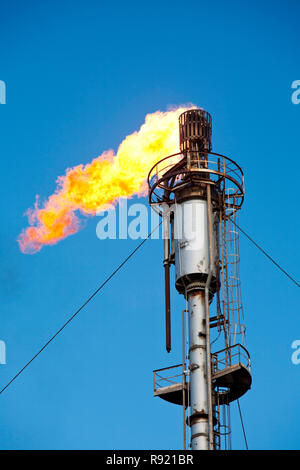 Das Abfackeln von Gas auf Öl-Terminal auf der Insel Flotta in der Orkneys Schottland, Großbritannien. 10 Prozent der UKs Öl kommt die Produktion durch die Flotta Terminal aus der Nordsee Ölfelder. Stockfoto