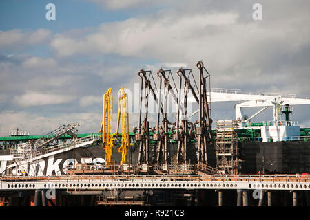 Ein griechischer Öltanker angedockt an der Flotta Oil Terminal auf der Insel Flotta in der Orkneys Schottland, Großbritannien. 10 Prozent der UKs Öl kommt die Produktion durch die Flotta Terminal aus der Nordsee Ölfelder. Stockfoto