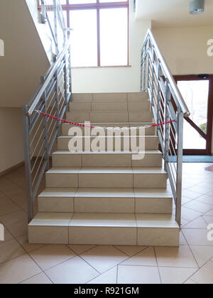 Innere Leere Treppe mit Fliesenboden. Eingang Treppe geschlossen mit Seil, kein Eintrag Zeichen. Stockfoto