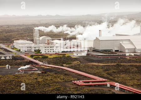 Erfassen geothermische Dampf aus Bohrungen zur Stromversorgung des Svartsengi Geothermie-Kraftwerke in der Nähe von Keflavik Reykjavik in Island. Das Kraftwerk produziert 76,5 Megawatt Strom sowie 475 Liter pro Sekunde warmes Wasser für Haushalt Heizung. Icelands Strom ist 100% Erneuerbaren, der aus ca. 70% Wasser und 30% Geothermie. Stockfoto