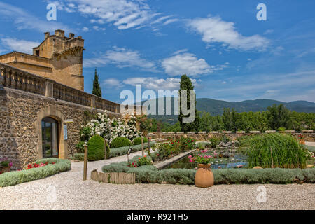 In Lourmarin, Provence, Frankreich - Mai 30, 2017: Renaissance Schloss Château de Lourmarin Vaucluse, Luberon, Stockfoto