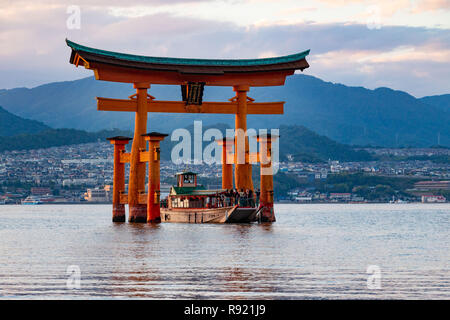 Die itsukushima Schwimmende Torii Tor ist eines der Highlights auf der Insel Miyajima. Boote Fähre Sie durch das Tor, das bei Hochwasser. Stockfoto