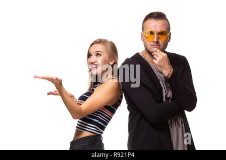 Paar beobachten etwas betrachten und haben unterschiedliche Emotionen Konzept. Studio shot auf weißem Hintergrund Stockfoto