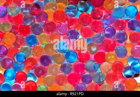 Viele kleine bunte Kugeln im Wasser getränkt ist. Diese machen einen guten Hintergrund oder Wallpaper für die Farbtupfer hinzugefügt. Stockfoto
