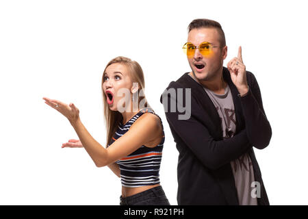 Paar beobachten etwas betrachten und haben unterschiedliche Emotionen Konzept. Studio shot auf weißem Hintergrund Stockfoto
