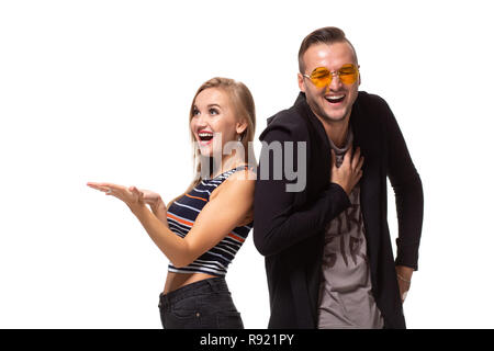 Paar beobachten etwas betrachten und haben unterschiedliche Emotionen Konzept. Studio shot auf weißem Hintergrund Stockfoto