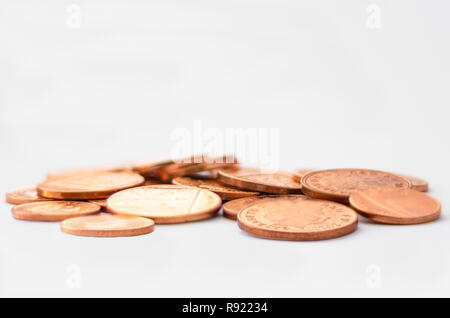 Handvoll GBP britische Währung Cent Münzen auf weißem Hintergrund mit leeren Raum Stockfoto