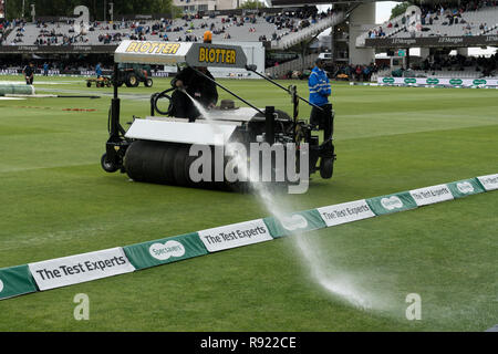 Nach starkem Regen an den Lords Cricket Ground das Bodenpersonal verwenden Sie einen dedizierten Maschine namens die Kladde stehendes Wasser aus dem outfield zu entfernen. Stockfoto