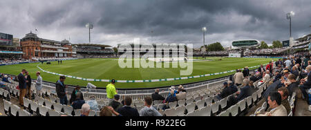 Panorama der Lords Cricket Ground während einer Regenpause in Spielen am zweiten Tag des Lords Test England V Indien 2018. Stockfoto