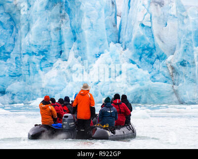 Zodiaks aus der Russischen Forschungsschiff AkademiK Sergey Vavilov ein Eis Schiff auf einer Expedition Kreuzfahrt zum Nördlichen Svalbard vor einem Gletscher im Norden von Spitzbergen gestärkt Stockfoto