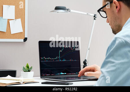 Investor gerade die Änderung der Börse auf Notebook Stockfoto