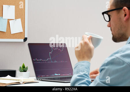 Investor gerade die Änderung der Börse auf Notebook Stockfoto