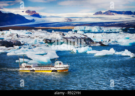 Jokulsarlon eis Lagune ist eine der am meisten besuchten Orte in Island. Es hat durch den schnellen Rückzug der Gletscher Breidamerkurjokull, die sie von den Vatnajökull Eiskappe sweeps erstellt. Eisberge Kalben von der Vorderseite und Schwimmen in der Lagune vor dem Floating heraus zum Meer, wenn klein genug. Alle Icelands Gletscher sehr schnell zurückziehen, und werden voraussichtlich in den nächsten 100 Jahren zu verschwinden. James Bond und Batman Filme haben auf dem Eis Lagune gefilmt worden. Touristen können Sie Bootsfahrten, Nahaufnahmen mit Blick auf die Eisberge. Stockfoto