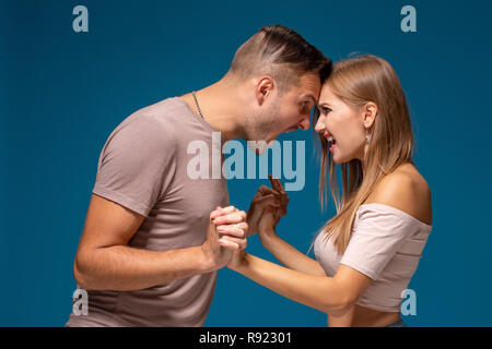 Profil Seitenansicht Portrait von wütenden Mann und Frau in der lässigen Stil stehen, suchen und Schreien an einander. Stockfoto