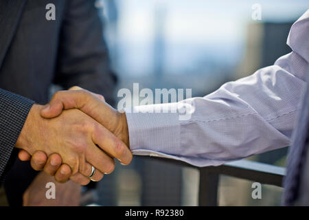 Kolleginnen und Kollegen die Hände schütteln. Stockfoto