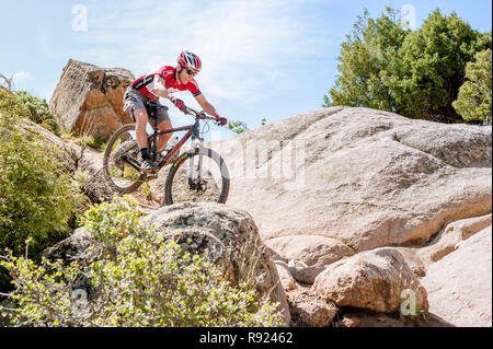 Seitenansicht Schuß einer abenteuerlichen Biker reiten auf Felsen, Hartmans Rock, Colorado, USA Stockfoto