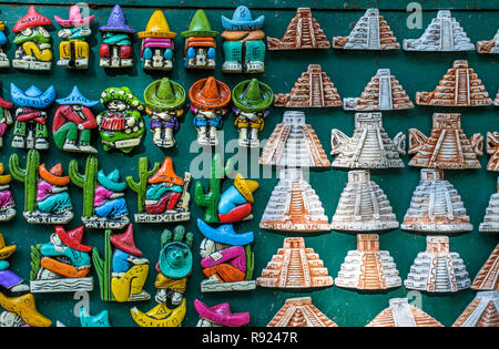 Mexikanische souvenir Magneten auf dem Markt in Chichen Itza. Stockfoto