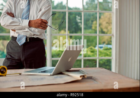 Unternehmer stehen vor Ort mit verschränkten Armen. Stockfoto