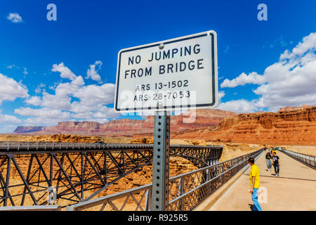 Navajo Bridge ist ein paar Edelstahl brüstungs Bogenbrücken, dass der Colorado River in der Nähe von Lees Ferry Cross im nördlichen Arizona. Die neuere Brücke des Paares Stockfoto