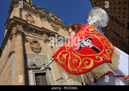 Salamanca, Spain-April 08,2012: Lady tragen eine besondere Wappen während der Semana Santa Prozession. Dies ist jedes Jahr in der Woche vor dem Easte Stockfoto