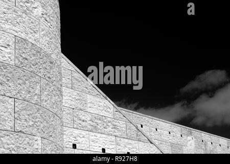 Architektur Details des Belém Kulturzentrum (CCB), Lissabon, Portugal. Schwarz und Weiß. Ir-Filter verwendet. Stockfoto