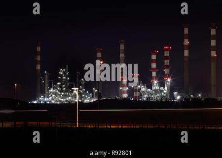 Teil einer großen Ölraffinerie- und bei Nacht Stockfoto