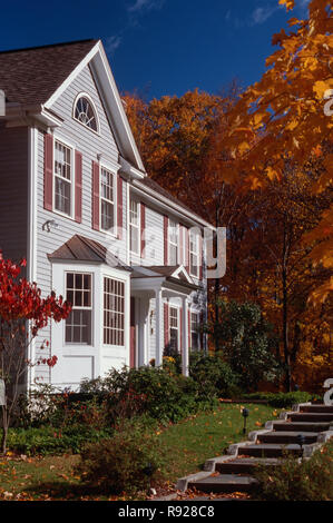 Große Vorstadthaus mit Herbstlaub ist in Neu-england, Connecticut, USA Stockfoto